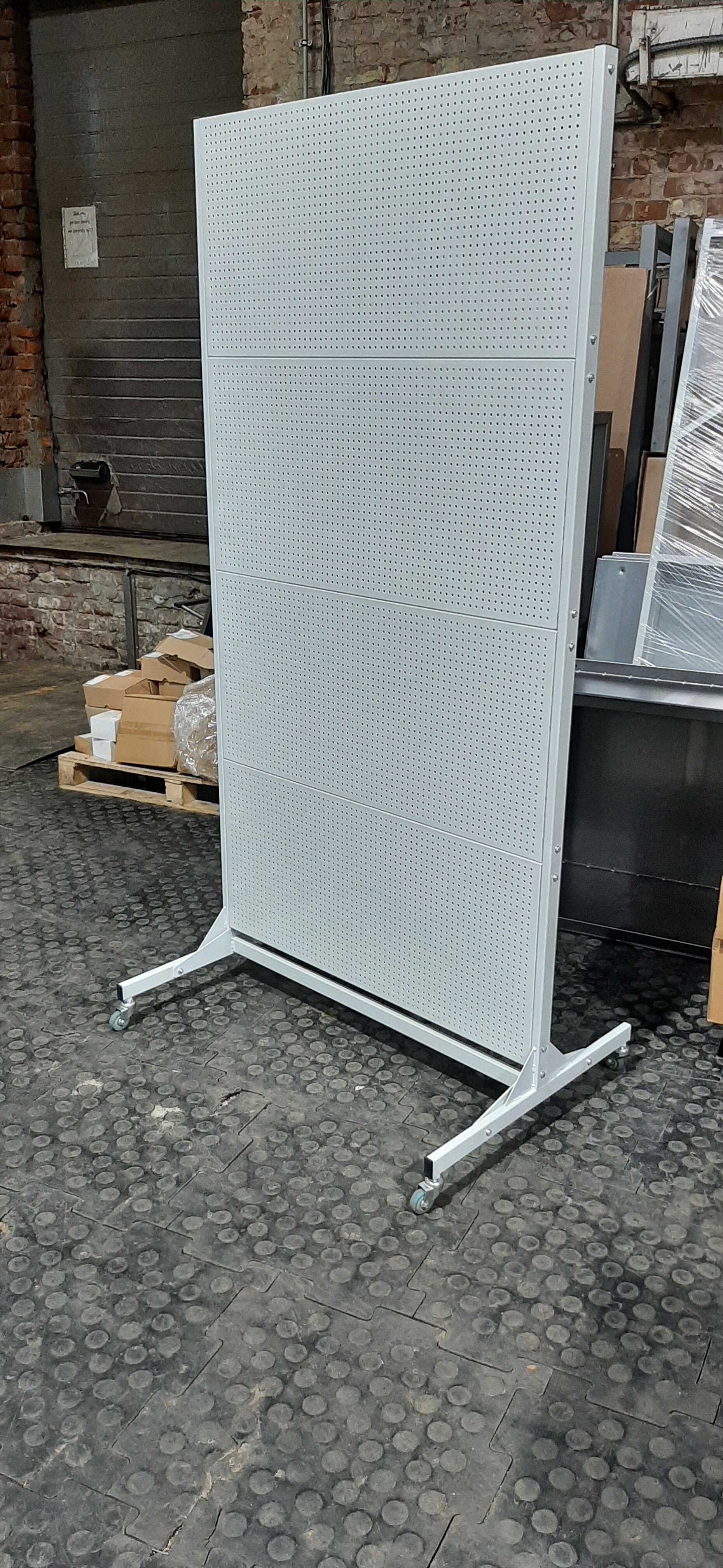 Фото - стенд перфорированный 3 экрана стационарный с перемычкой сп-3